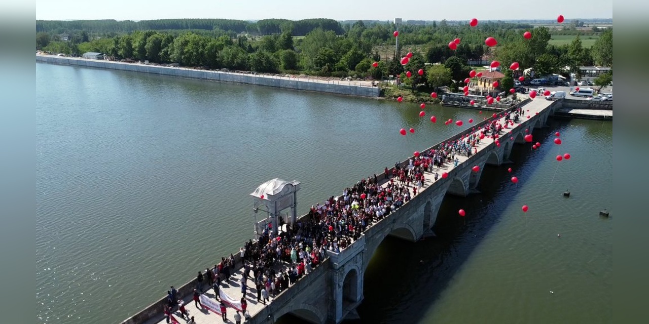 Edirne'de Engelliler ve Aileleri Meriç Köprüsü'nde Dilek Balonlarını Gökyüzüne Bıraktı
