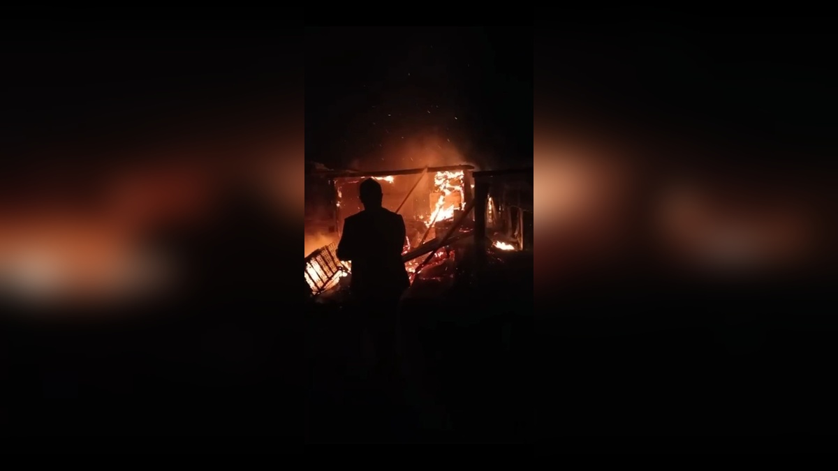 Derince'de köy fırını ve ardiyesi yandı