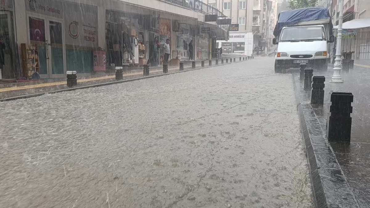 Amasya'da dolu ve sağanak yağış: Yollar su altında kaldı