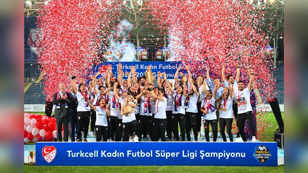 ABB FOMGET, Osmanlı Stadyumu'nda şampiyonluğunu kutladı