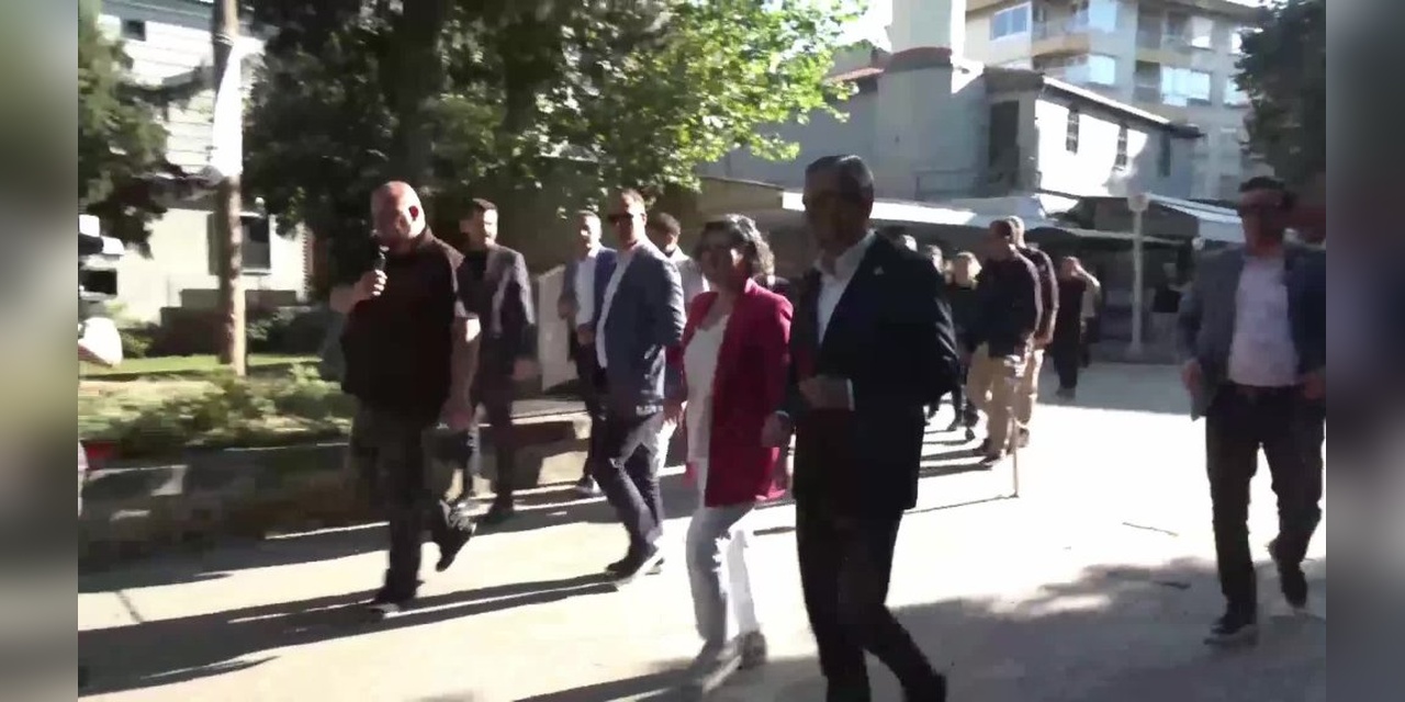 Özgür Özel, İzmir'de Atatürk'ün annesini ziyaret etti