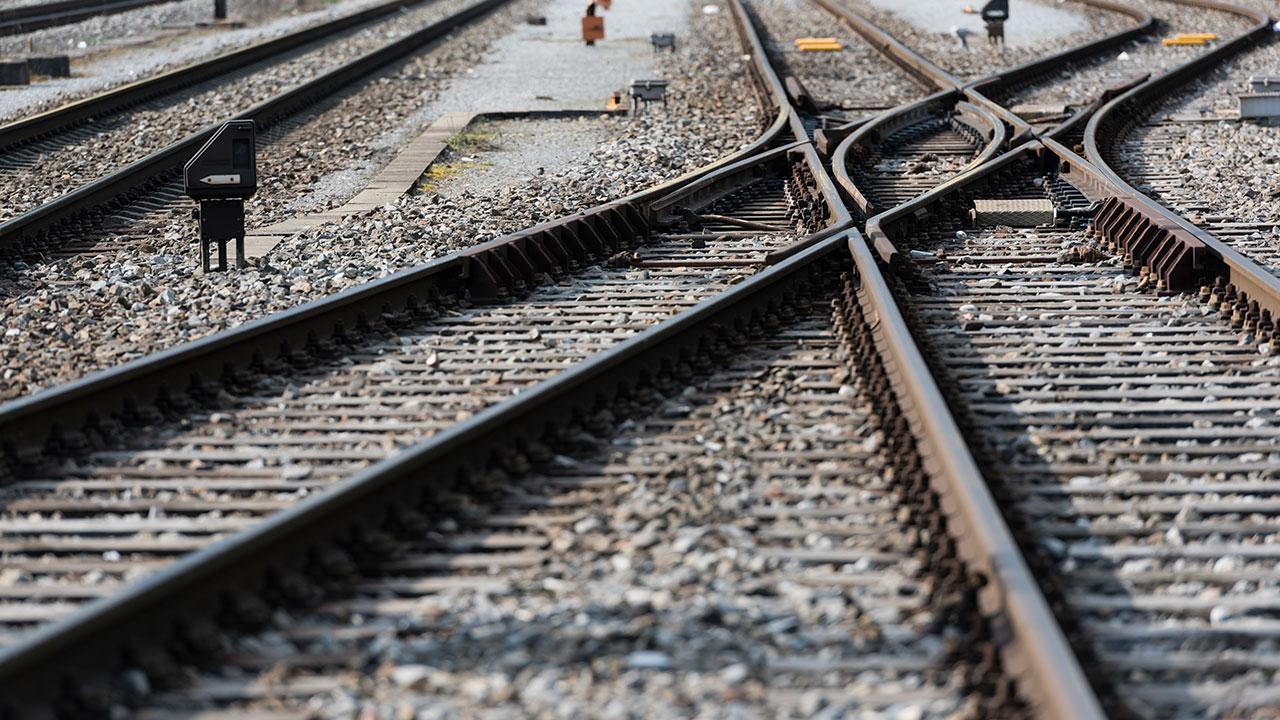 tren-raylari-demir-yolu-getty-1695301.jpg