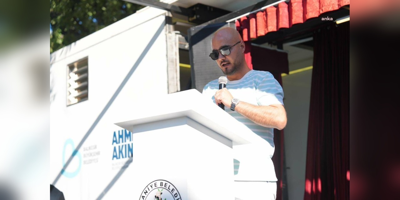 Burhaniye'de gençler 19 Mayıs'ta mikrofonu ele geçirdi