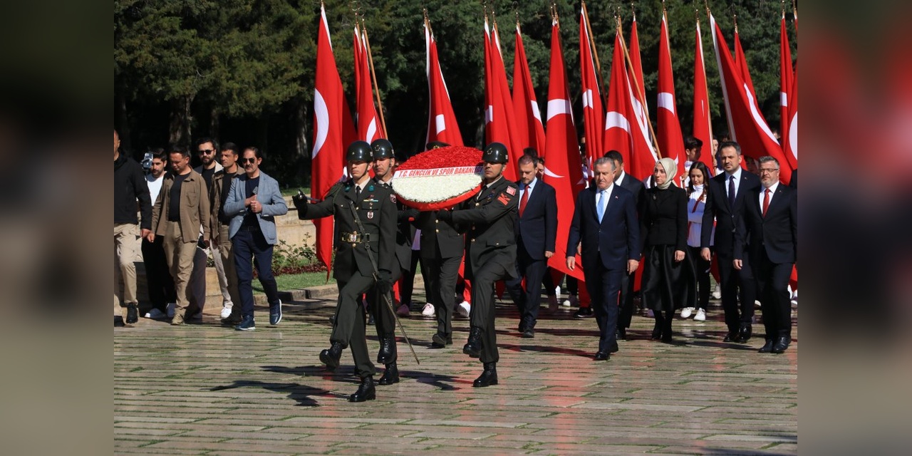 Bak, gençlerle Anıtkabir'de: 'Türkiye'nin gücü gençliğidir'