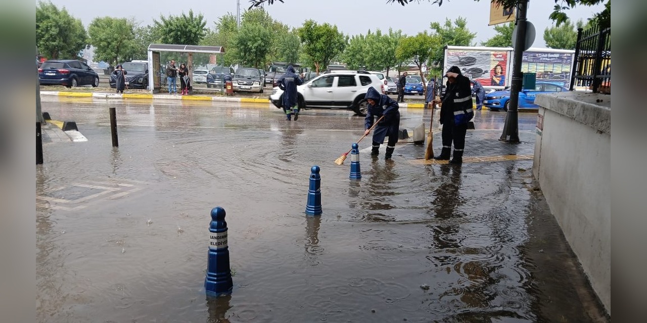 Bandırma'da Yoğun Yağış: Ev ve İş Yerlerini Su Bastı