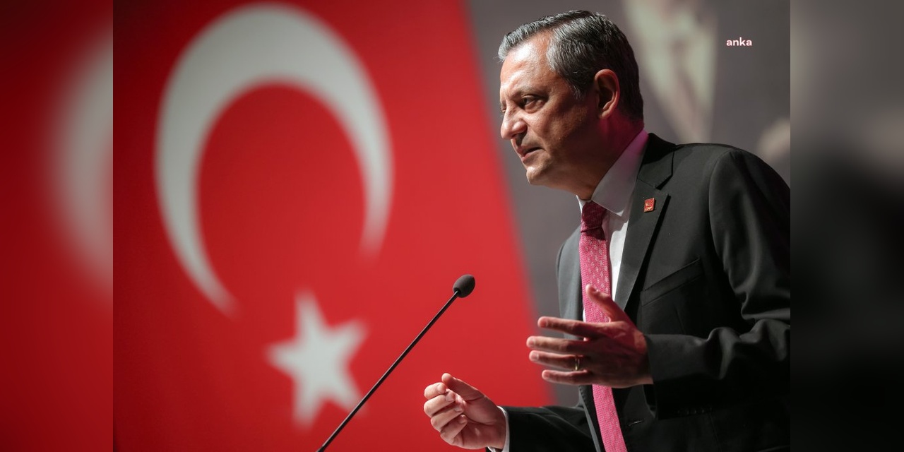 Özgür Özel, Galatasaray'ı Kutladı