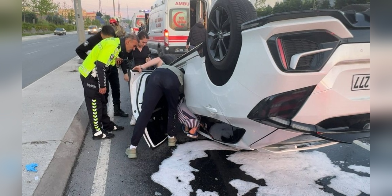 Beylikdüzü'nde iki otomobil çarpıştı: 3 yaralı