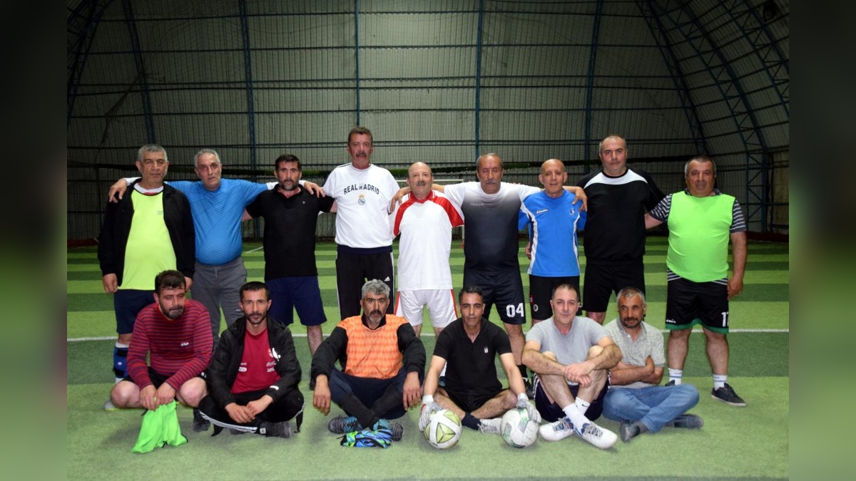 Erciş'te 40 yıllık halı saha ekibi gençlere örnek oluyor