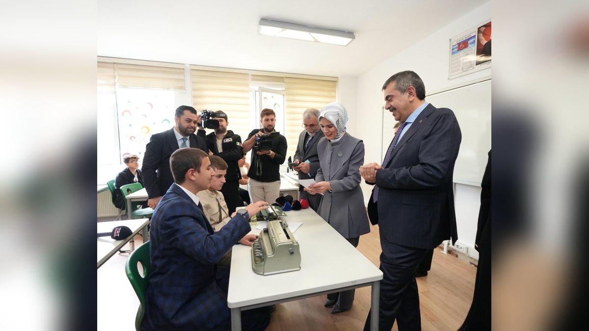 Bakan Tekin ve Göktaş, Görme Engelli Öğrencileri Ziyaret Etti