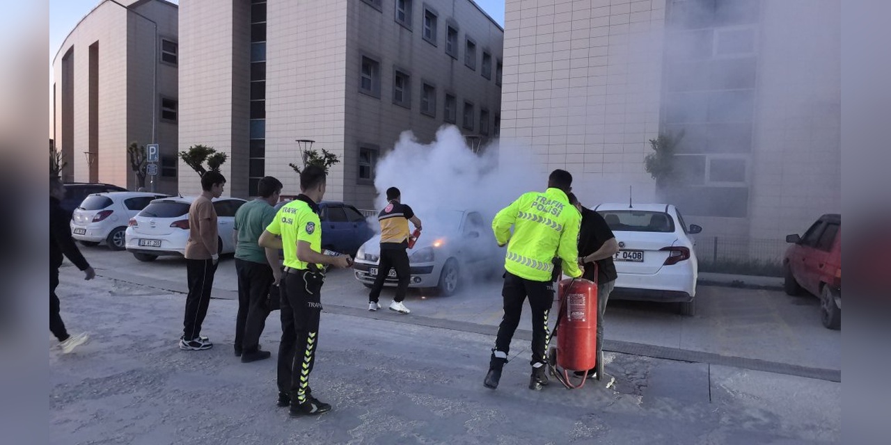 İnegöl Devlet Hastanesi önünde otomobilde yangın