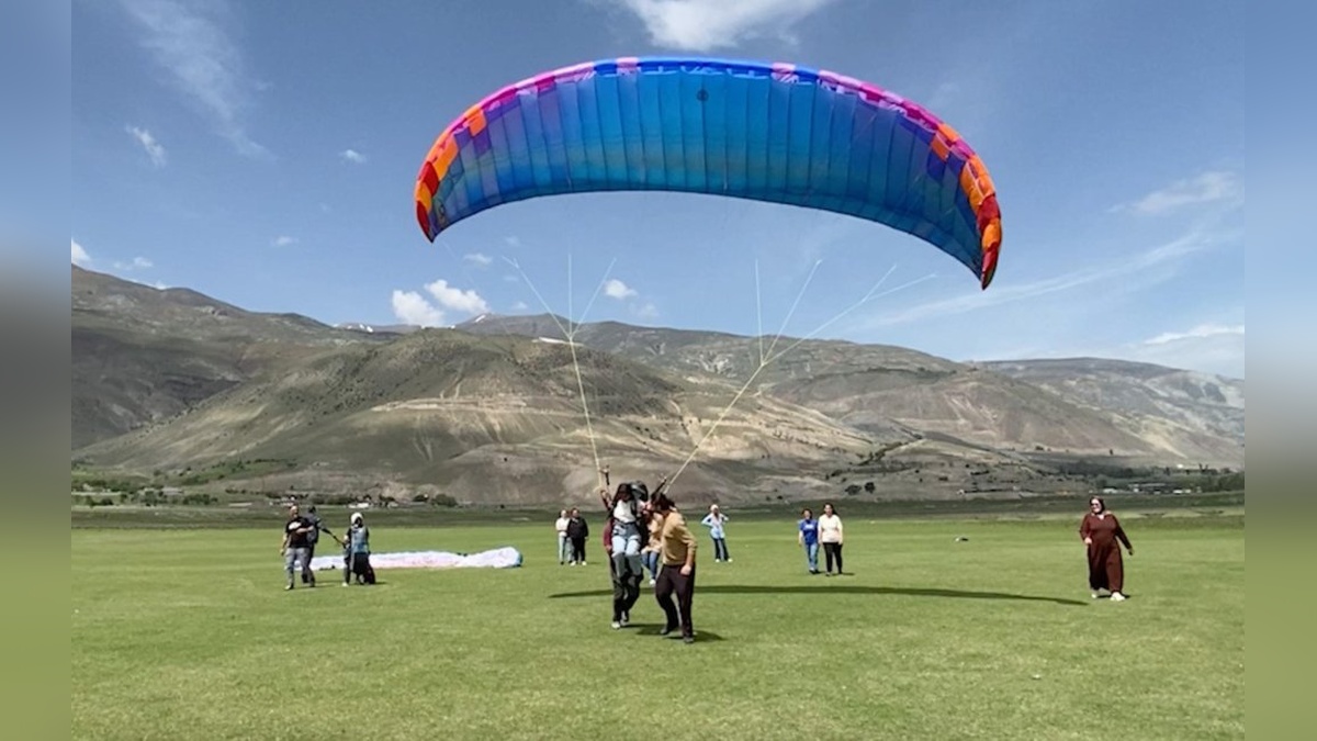 Erzincan'da 12 Engelli Kız Çocuğu Sanal Gerçeklikle Yamaç Paraşütü Deneyimi Yaşadı