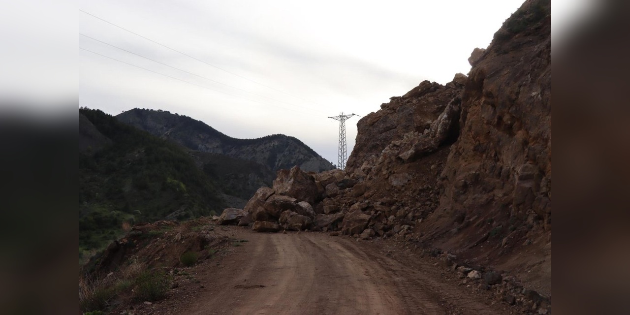 Oltu'da Heyelan Yolu Kapatırken, Kırıcı İş Makinesi Talebi