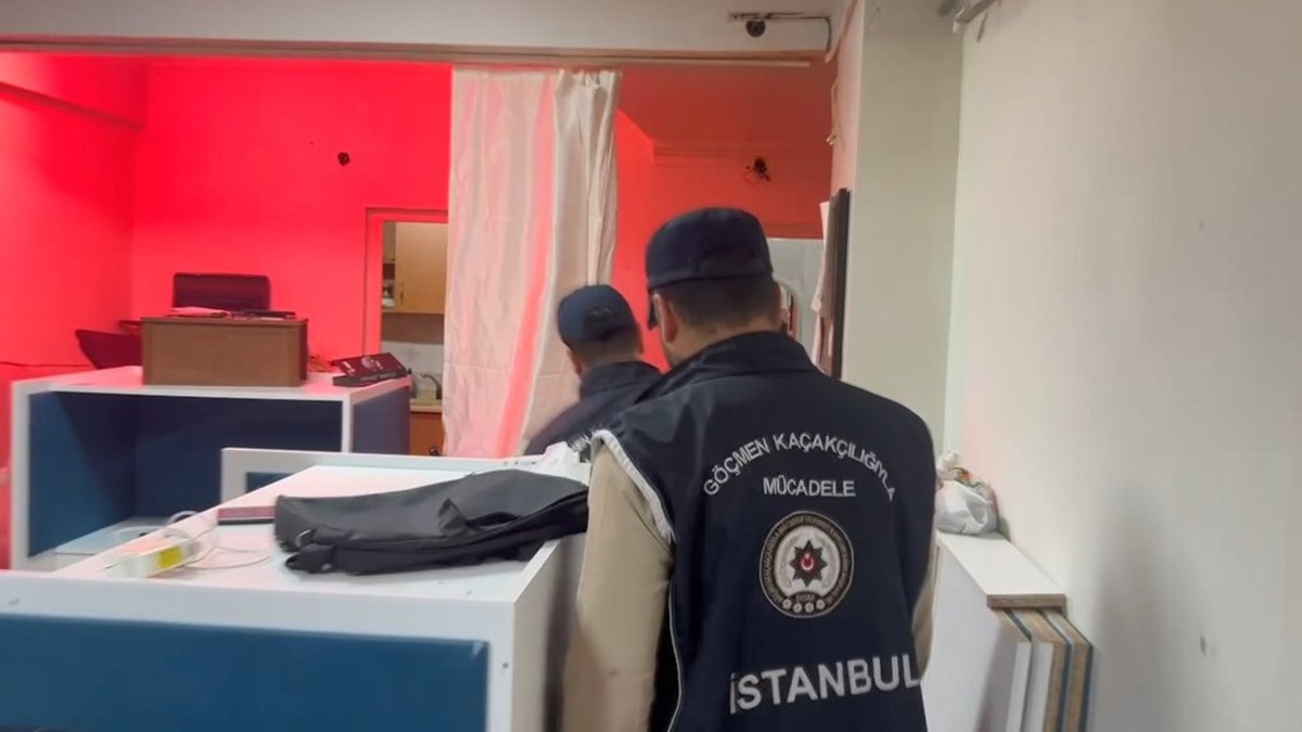 İstanbul'da Sahte Belge Şebekesine Operasyon: 6 Gözaltı, Yüzlerce Sahte Evrak Ele Geçirildi