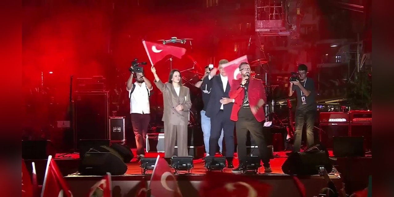 İzmir'de 19 Mayıs mitingi: Cemil Tugay, Duman konserine katıldı