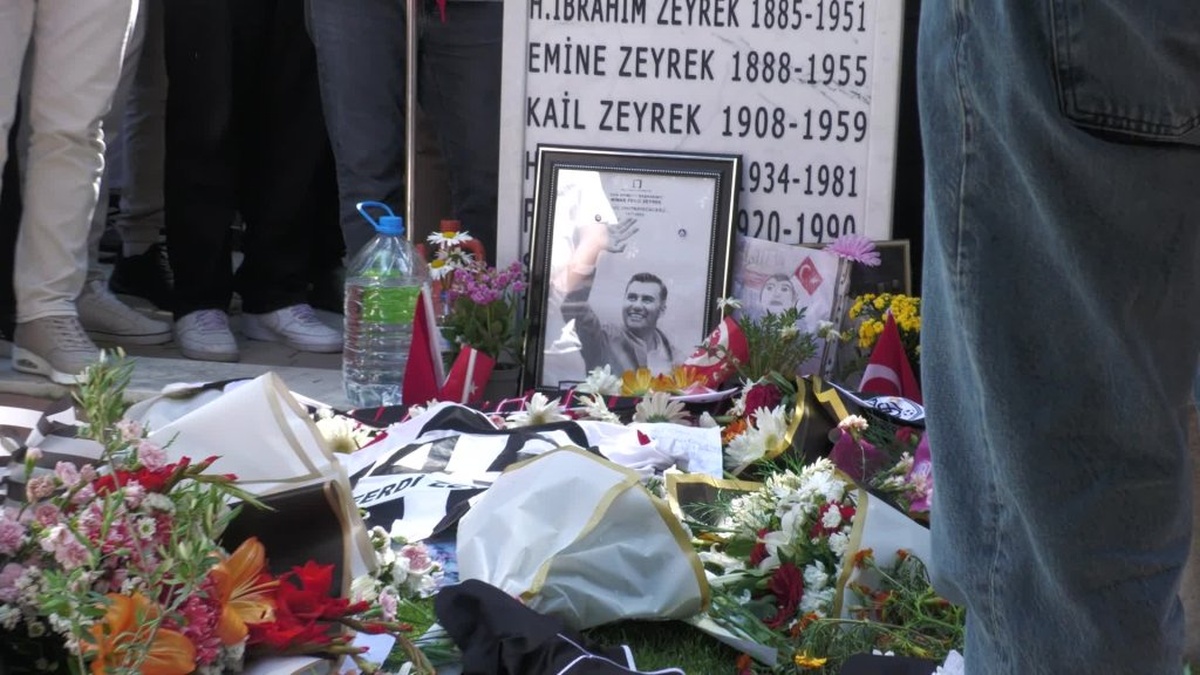 Manisa'da Ferdi Zeyrek'in kabri Babalar Günü'nde ziyaret edildi