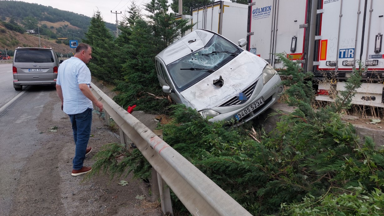 Hurdaya dönen araçtaki 4 kişi emniyet kemeri sayesinde kazayı yara almadan atlattı