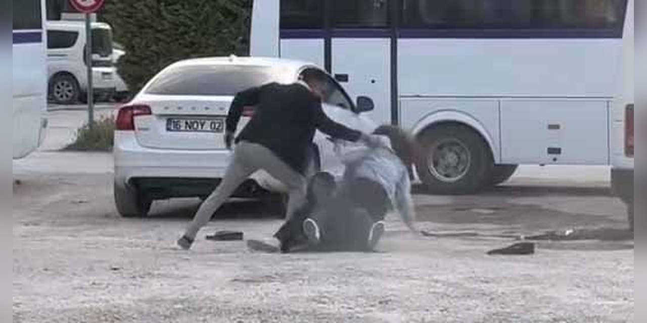 İnegöl'de iki genç kız arasında çıkan kavga cep telefonu kamerasına yansıdı