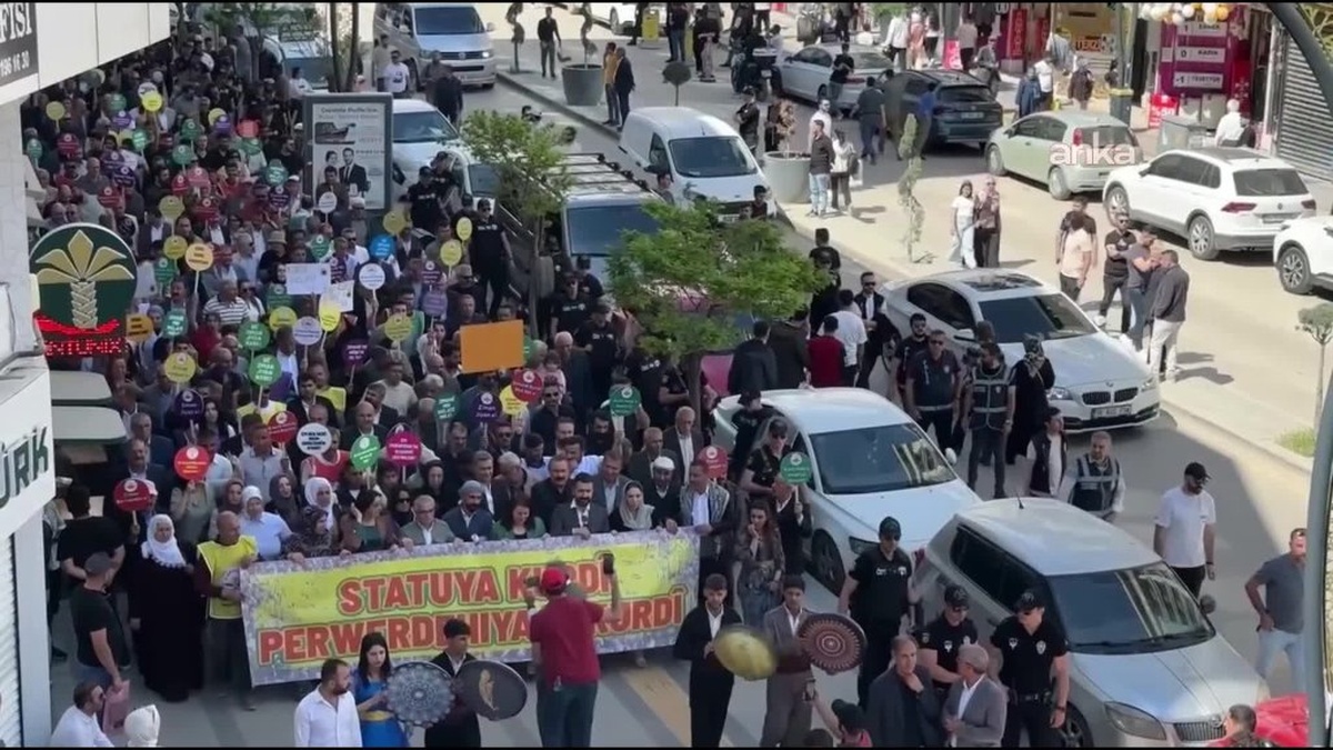 Van'da Kürtçe'nin resmi dil olması istendi