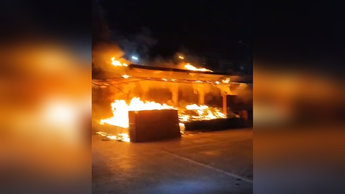 İzmir Buca'da sebze meyve tezgahı yandı: O anlar kamerada