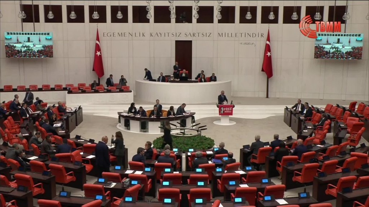 TBMM'de İmamoğlu afiş yasağı tartışması