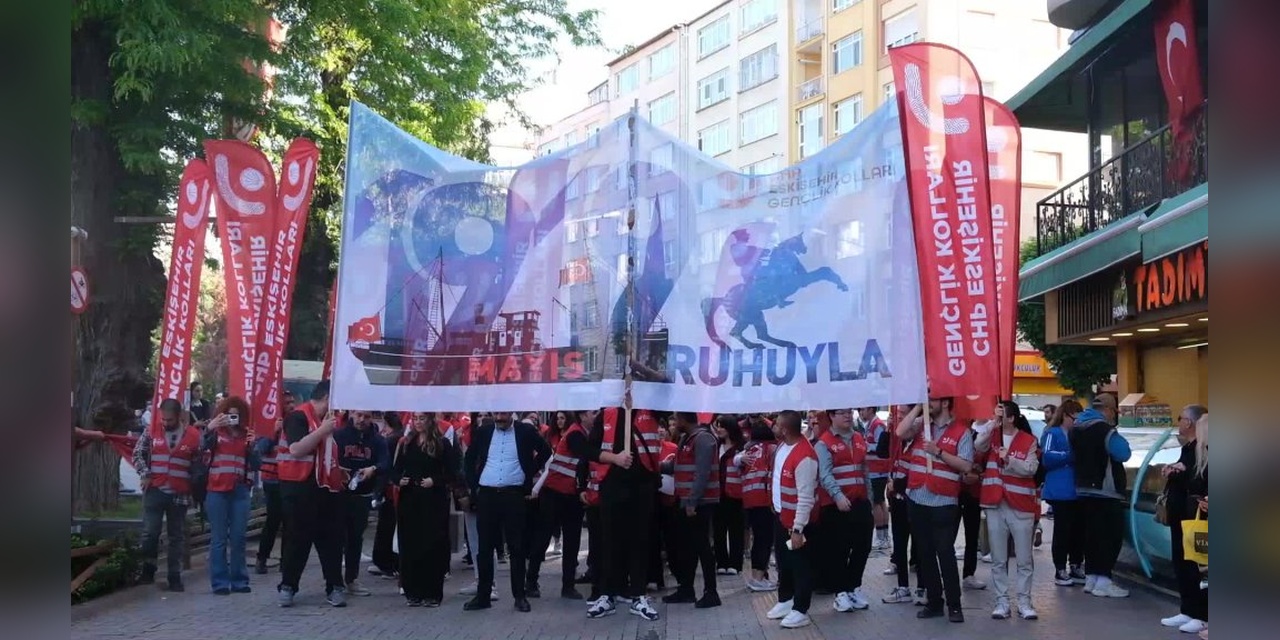 CHP Gençlik Kolları, 19 Mayıs'ı Yürüyüşle Kutladı: 'Mustafa Kemal'in hatırasını silemeyecekler'