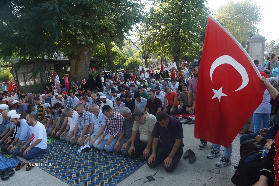 bayrak-golgesinde-namaz.jpg