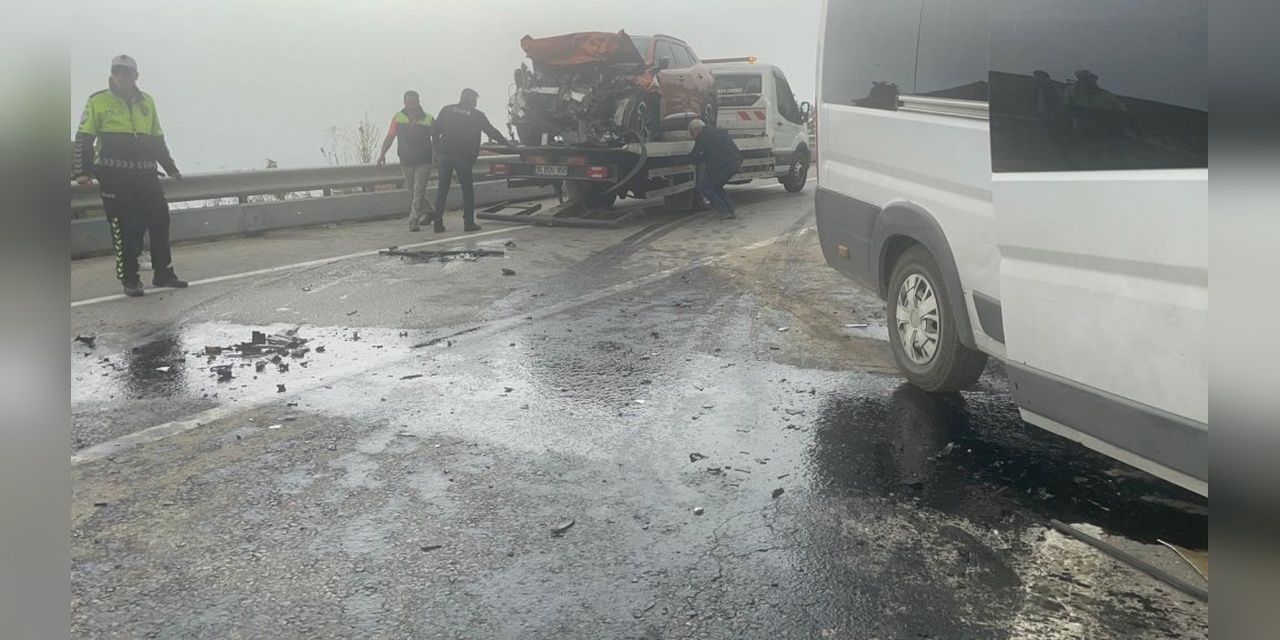 Gemlik'te İşçi Servisiyle Otomobil Çarpıştı: 12 Yaralı