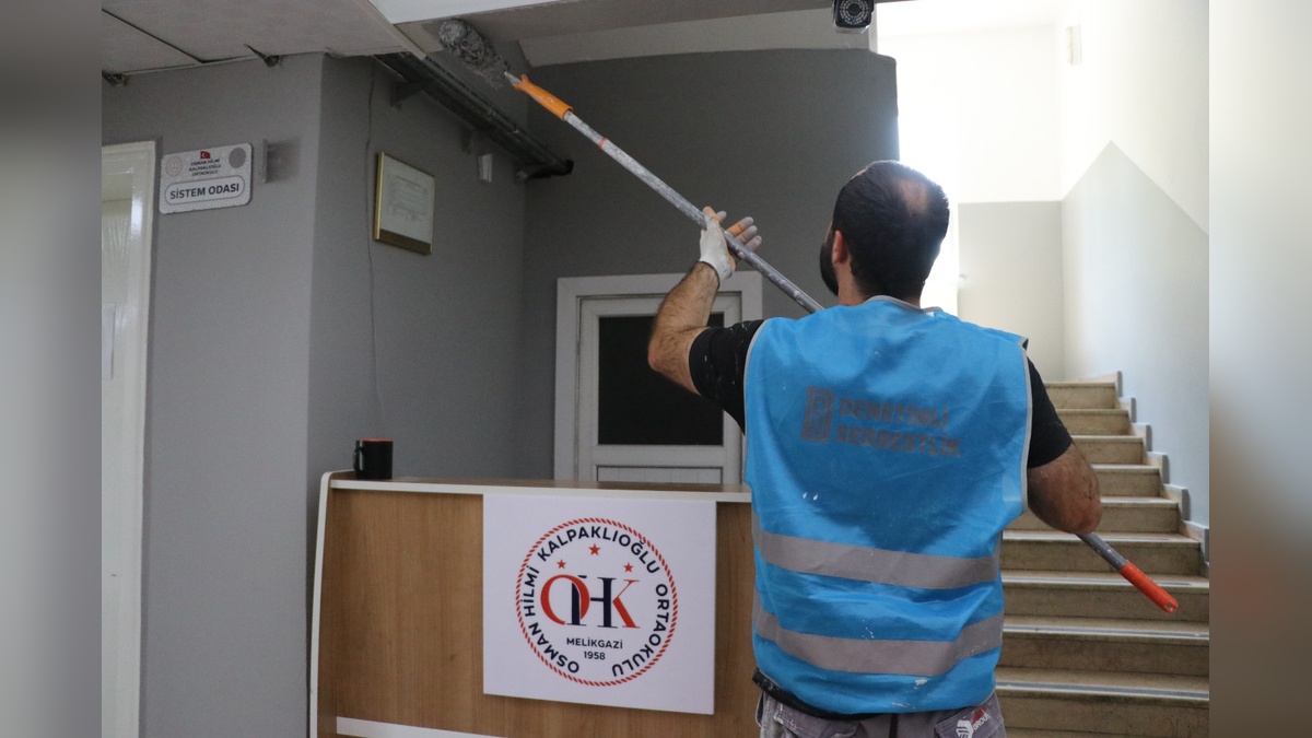 Kayseri'de denetimli serbestlik yükümlülerinden okul boyası projesi