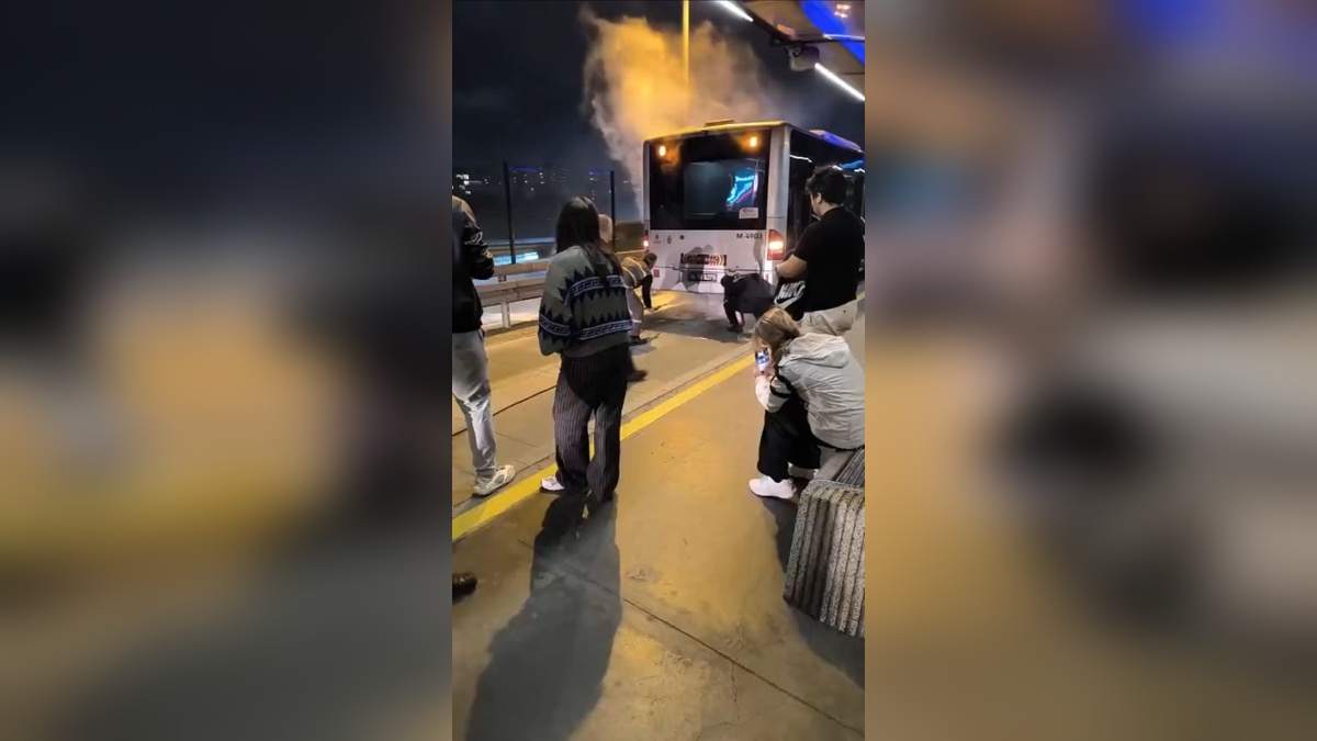 Kağıthane'de Metrobüs Motorunda Yangın