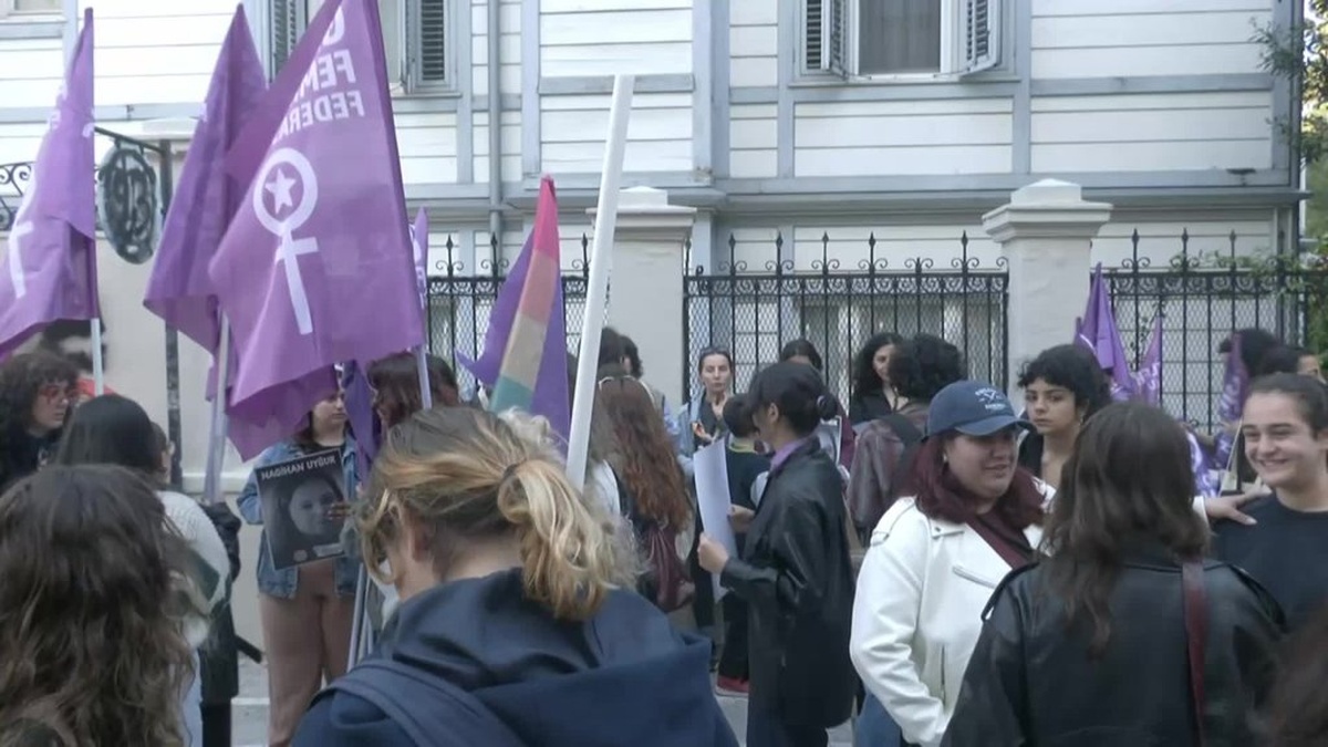 Kadıköy'de Nagihan Uyğur İçin Protesto: 'Aileye Feda Olmayacağız'