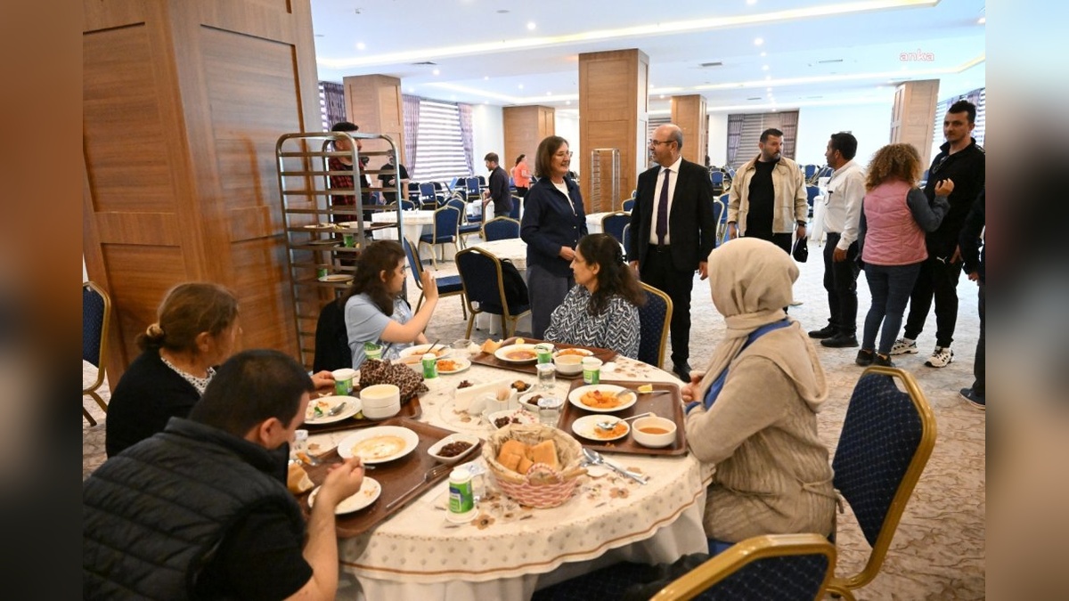 Kırşehir Belediye Başkanı Ekicioğlu, ZİÇEV Öğrencilerini Ağırladı