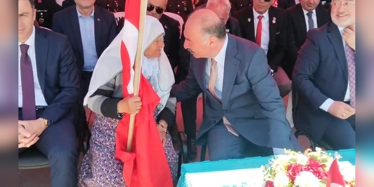 Çorum Valisi Çalgan, 90 yaşındaki Satı Bocuk'u Togg ile evine bıraktı