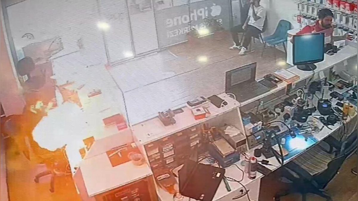 Fethiye'de cep telefonu bataryası patladı: Yangın anı kamerada