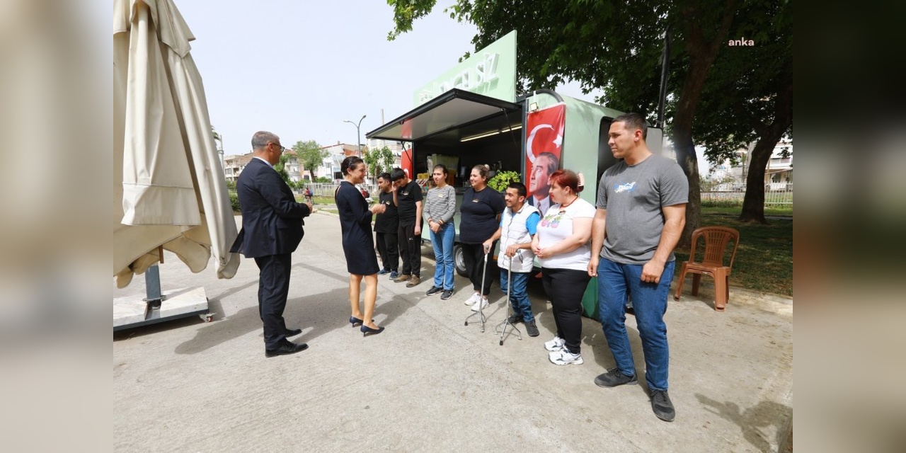 Selçuk Belediye Başkanı Sengel, Engelsiz Kafe'deki gençleri ziyaret etti
