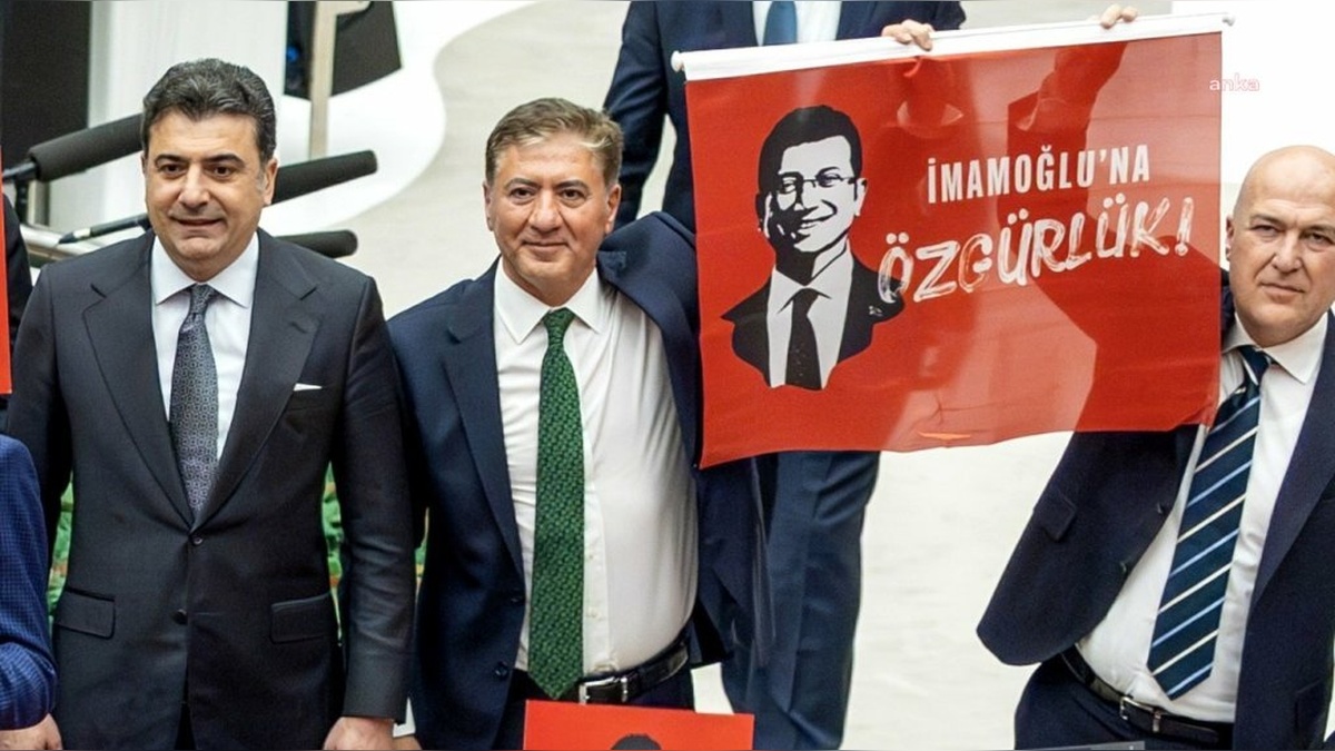 Murat Emir: İmamoğlu'nun posterini TBMM'de açtı