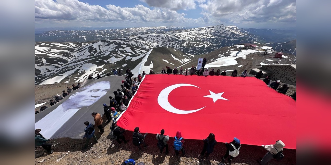 Palandöken Zirvesi'nde 19 Mayıs kutlaması