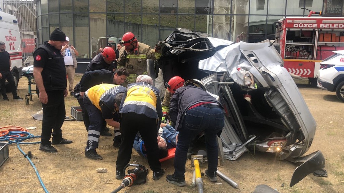 Düzce'de otomobil 20 metre yükseklikten otoparka düştü: 2 ağır yaralı