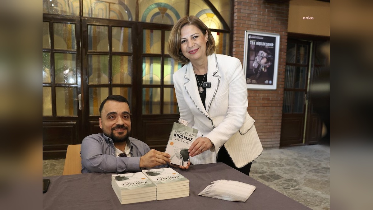 Cam Kemik Hastası Burak Sakçı'nın 'Umutlar Kırılmaz' Kitabı Eskişehir'de İmza Gününde Okuyucularıyla Buluştu