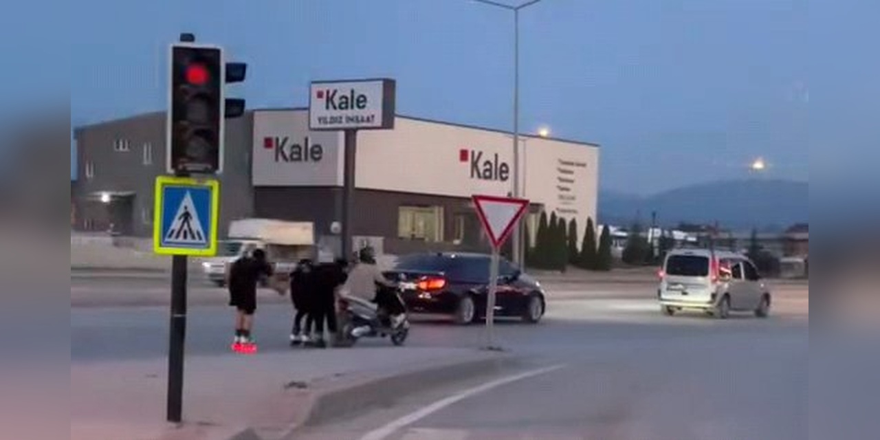 İnegöl'de patenli gençlerin tehlikeli yolculuğu kamerada
