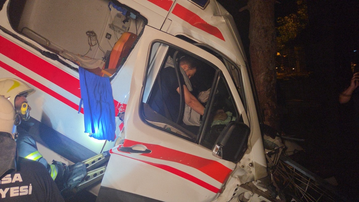 Orhangazi'de ambulans ve kamyonet çarpıştı: 5 yaralı