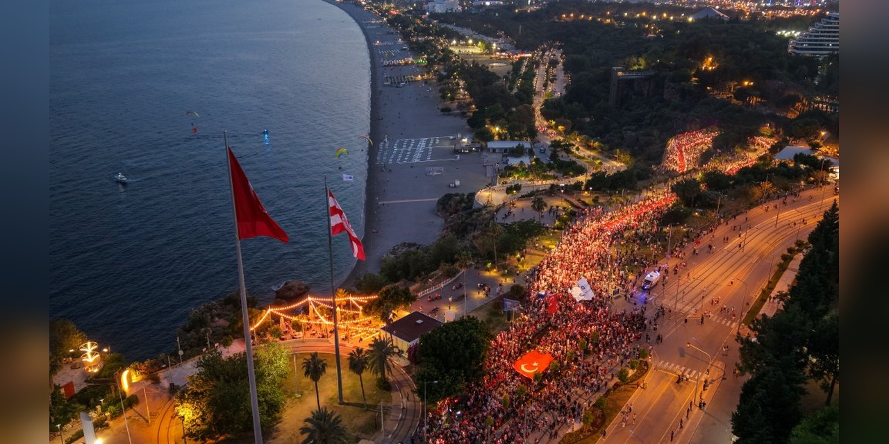 Antalya'da 19 Mayıs coşkusu: Binlerce kişi fener alayında buluştu