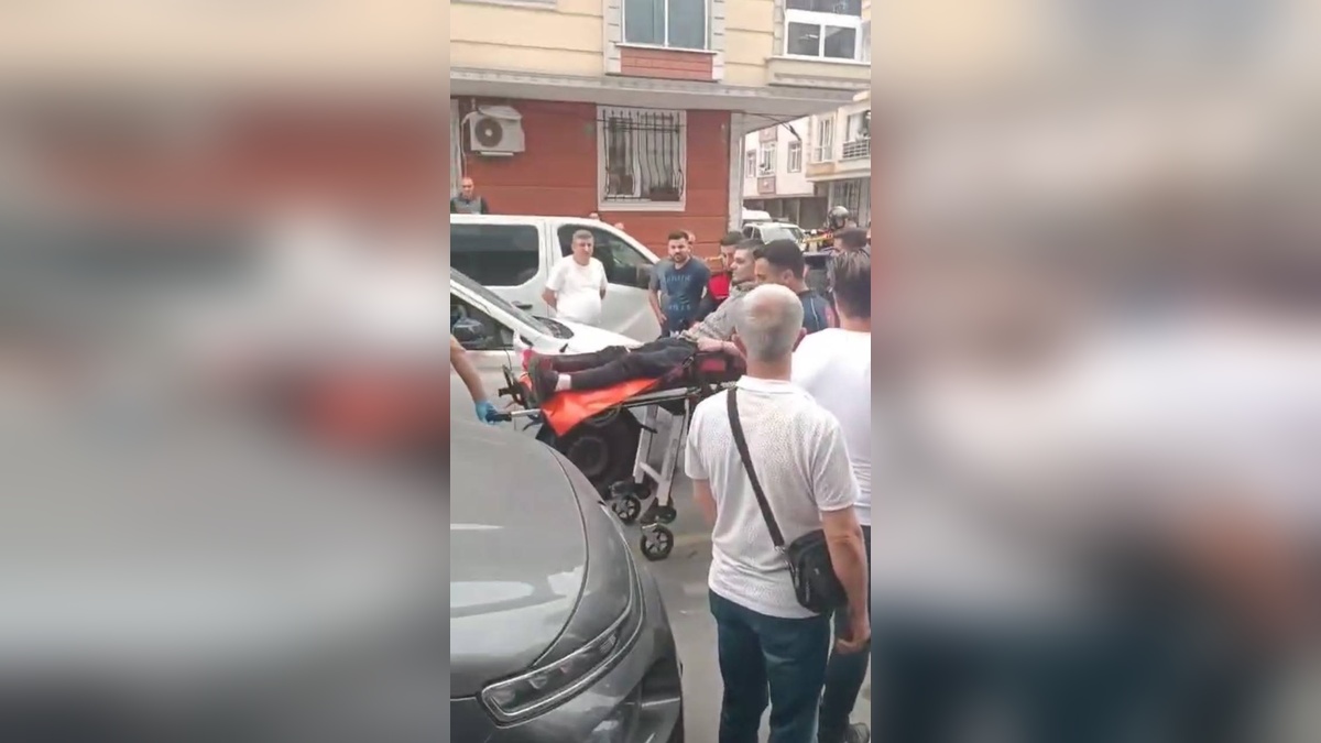 Küçükçekmece'de bıçaklı saldırgan polis tarafından vuruldu
