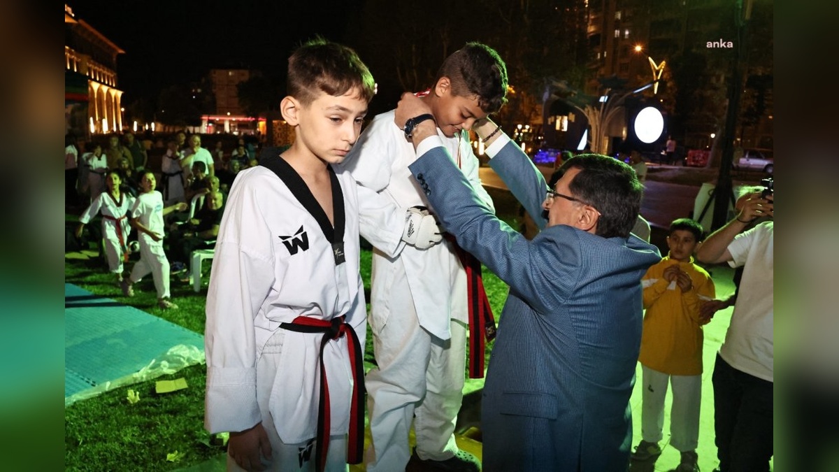 Kütahya'da minik tekvandocuların turnuvası tamamlandı: Ödülleri Başkan Kahveci verdi