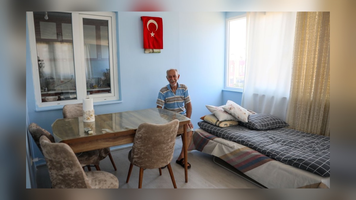 Antalya'da dede ve torunları yeni evlerine taşındı