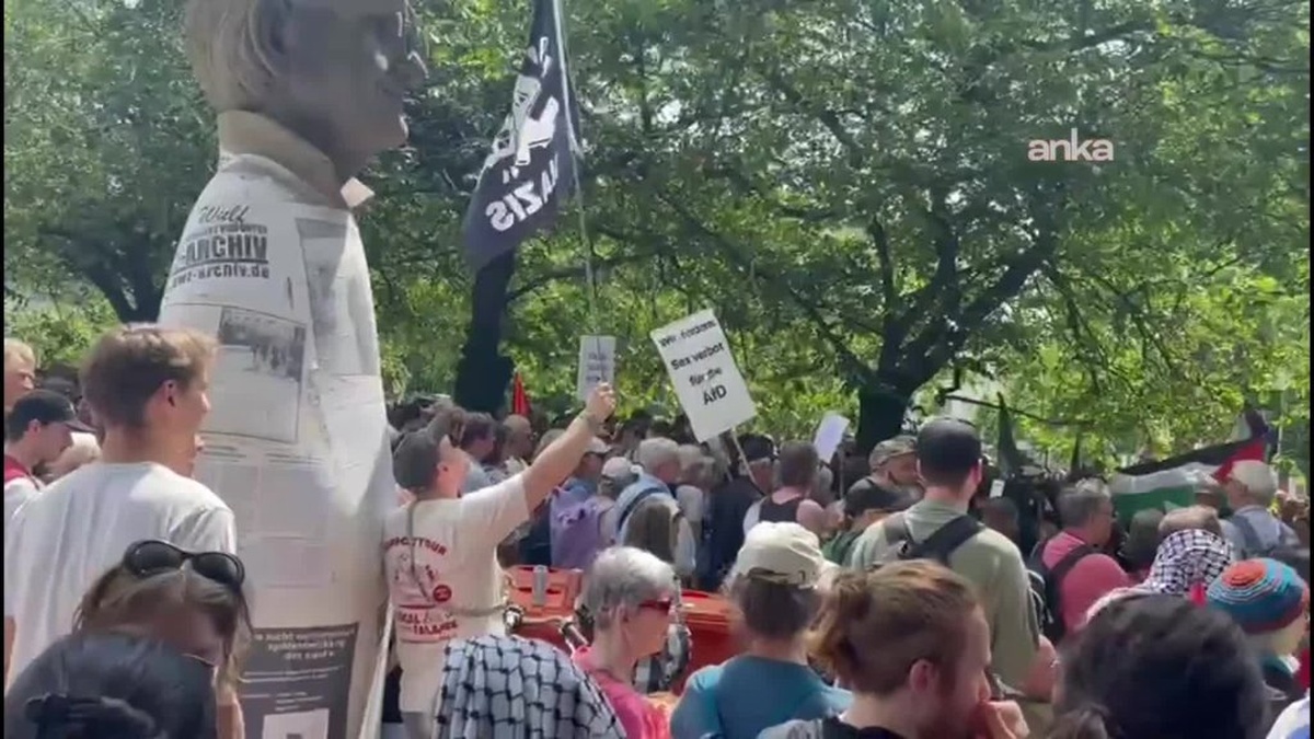 Münster'de binlerce kişi aşırı sağcı yürüyüşe karşı protesto etti