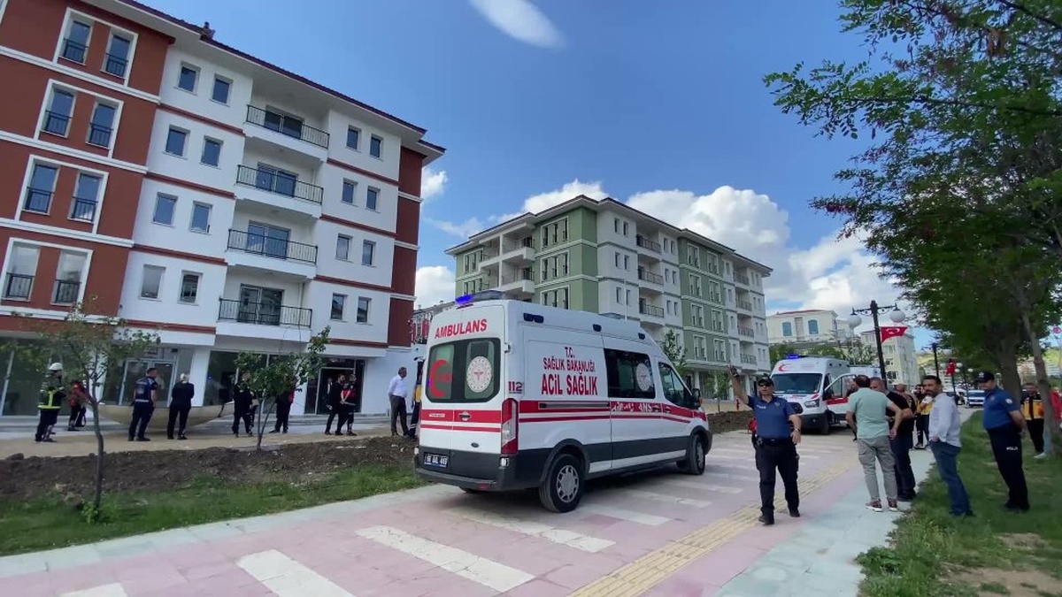 Yozgat'ta TOKİ inşaatında yevmiye alamayan işçiler çatıya çıktı