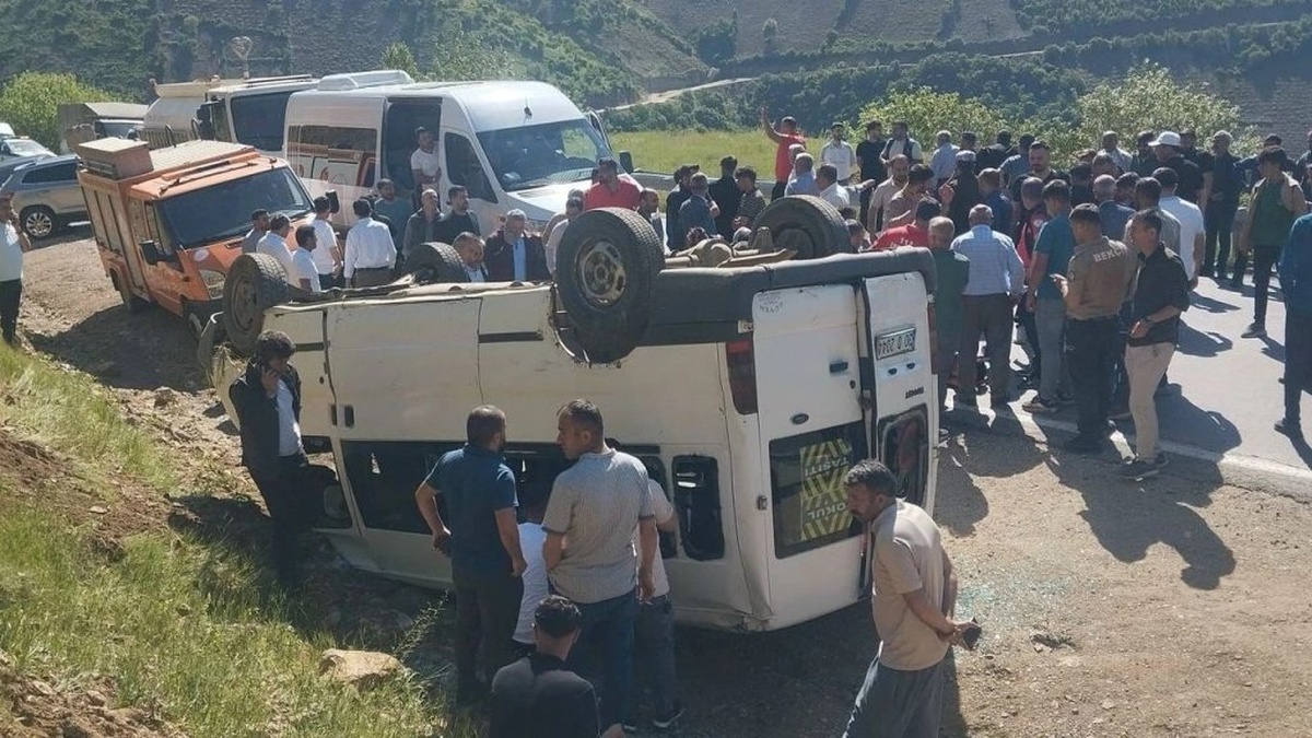 Hakkari Şemdinli'de servis minibüsü kazası: 14 yaralı