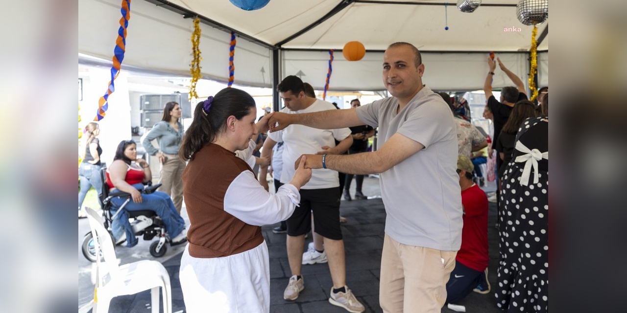 Mersin Büyükşehir Belediyesi'nden Engelliler Haftası'nda 80'ler-90'lar Partisi