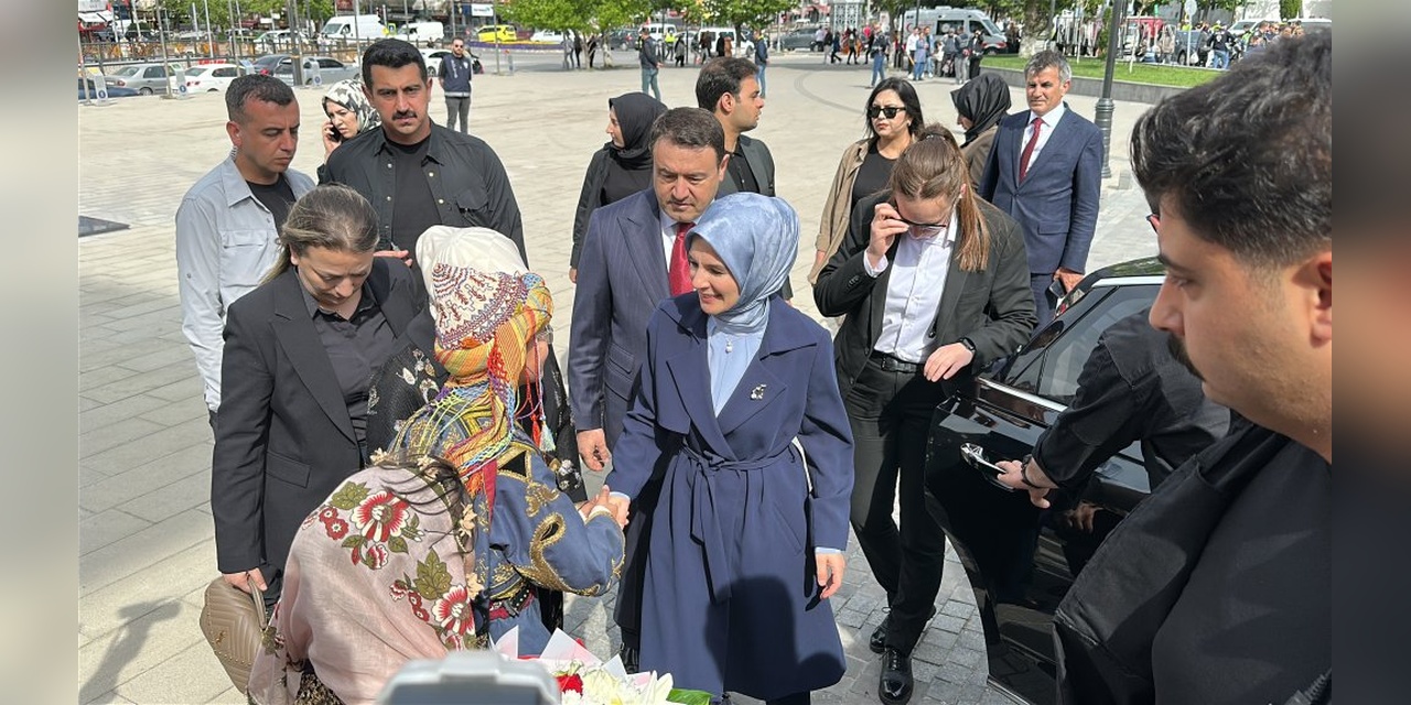 Bakan Göktaş, Kütahya'da Valilik ve AK Parti İl Başkanlığı'nı ziyaret etti