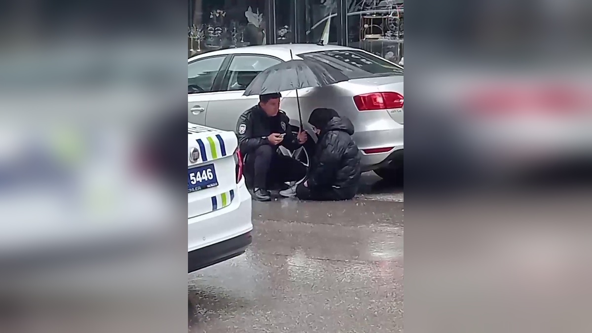Polis Memuru Arslan, Kazazede Öğrenciye Yağmurda Şemsiye Tuttu